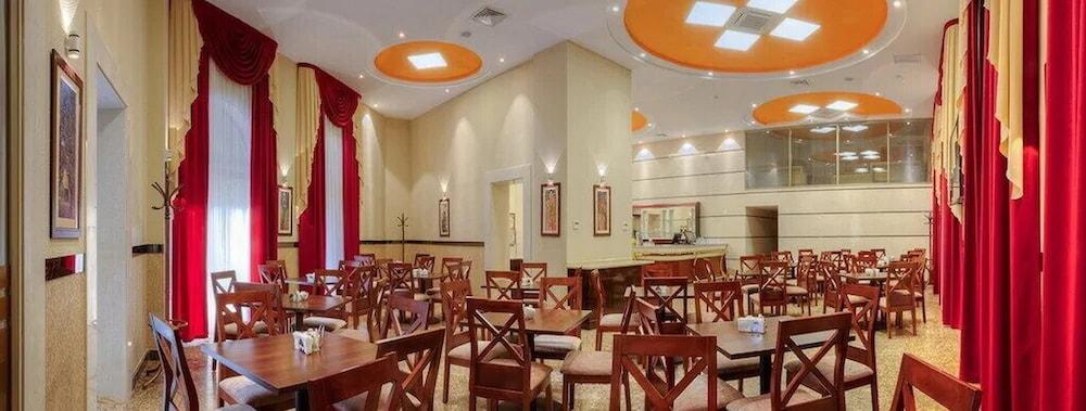 Grand Voyage Hotel Alma-Ata Buitenkant foto
