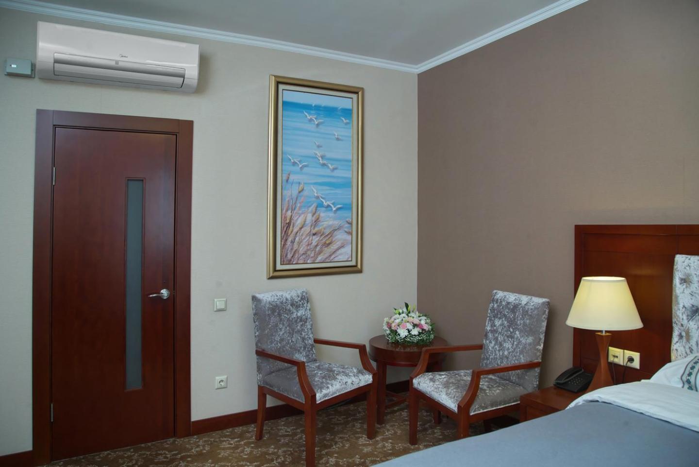 Grand Voyage Hotel Alma-Ata Buitenkant foto