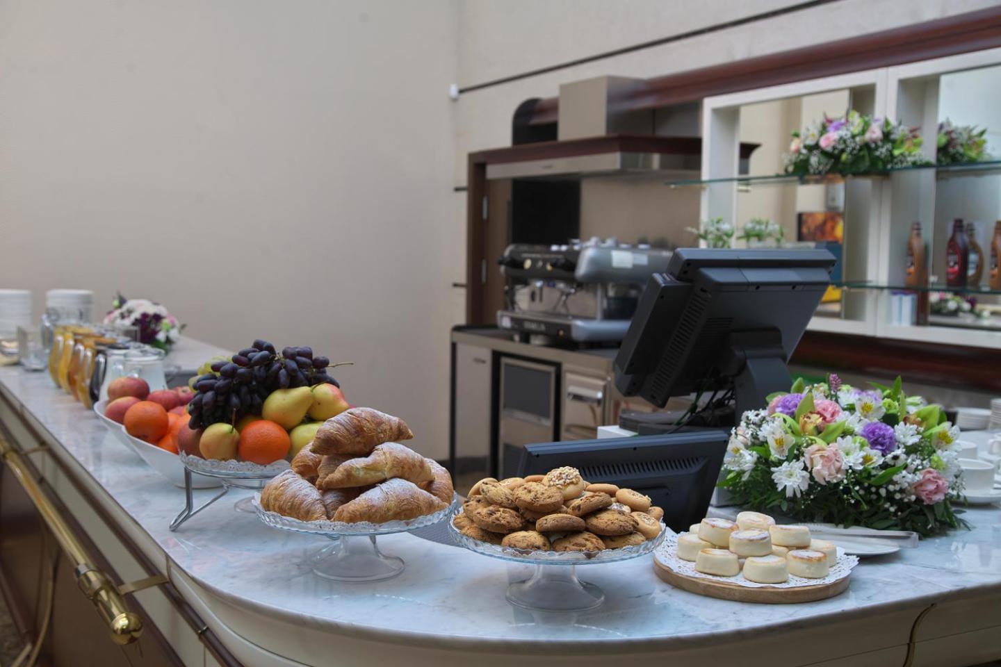 Grand Voyage Hotel Alma-Ata Buitenkant foto