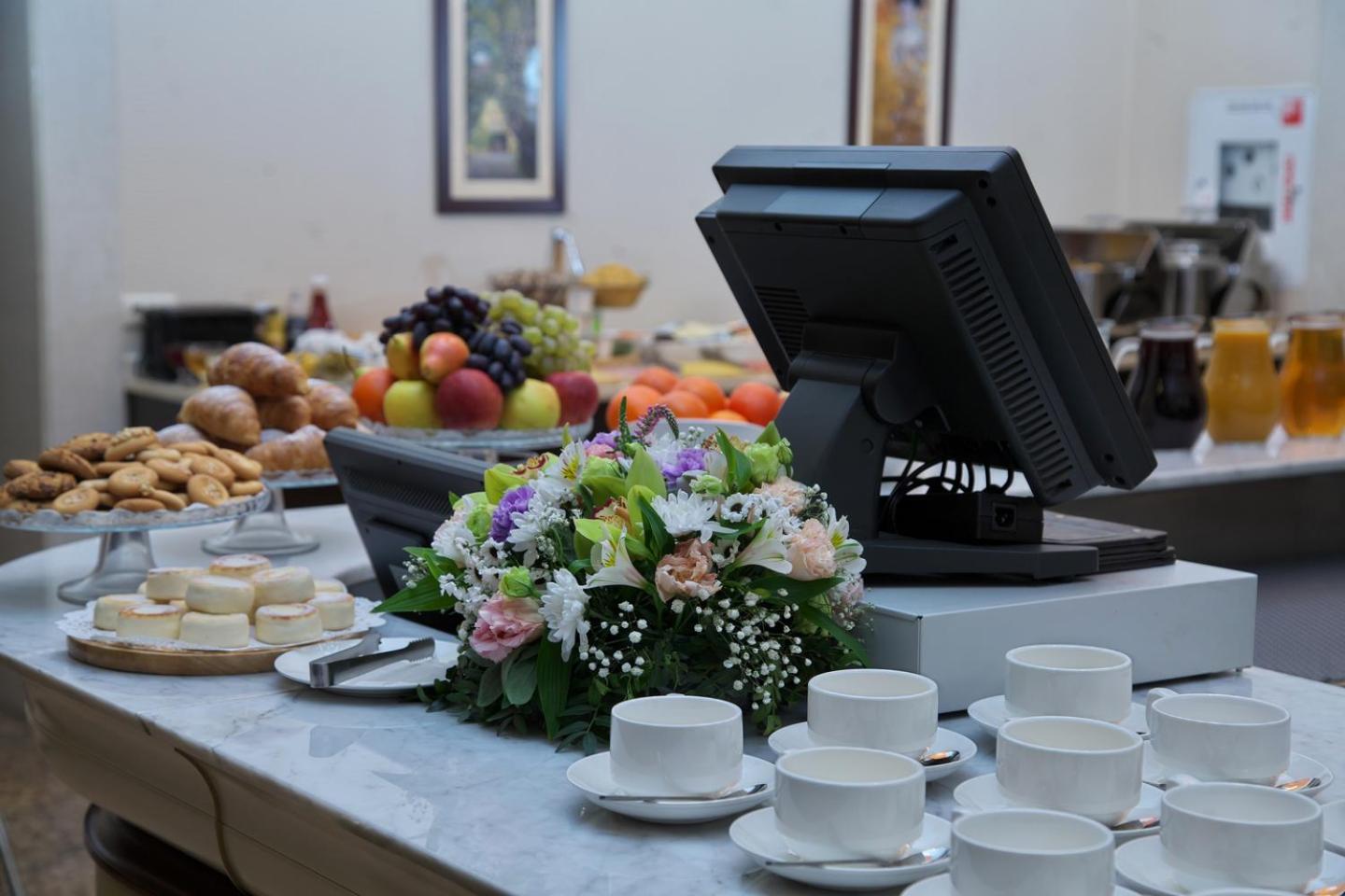 Grand Voyage Hotel Alma-Ata Buitenkant foto