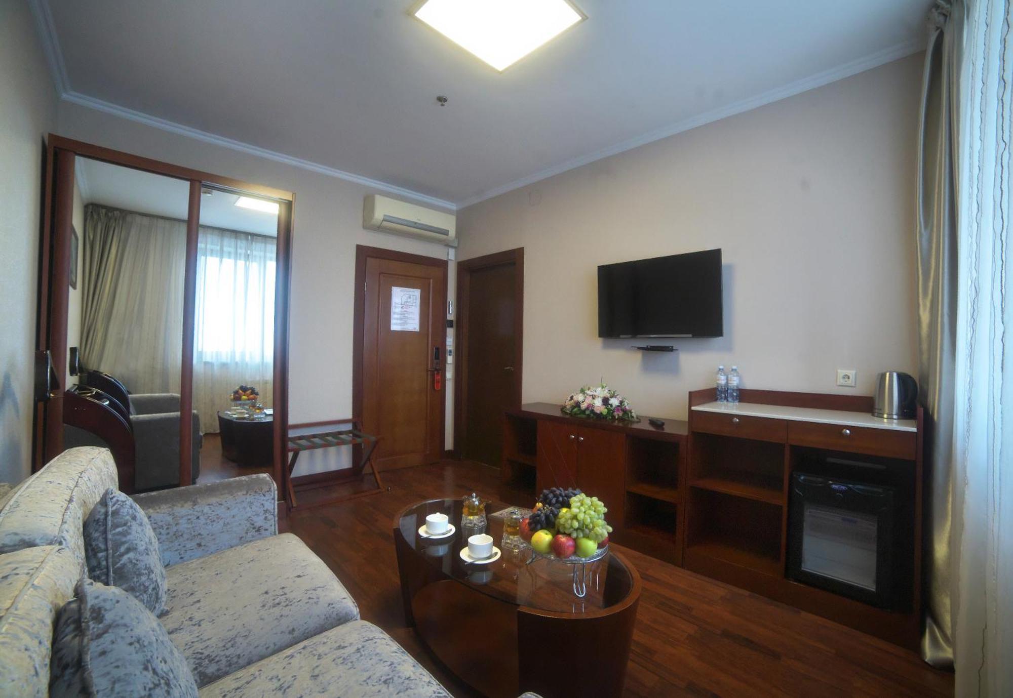 Grand Voyage Hotel Alma-Ata Buitenkant foto