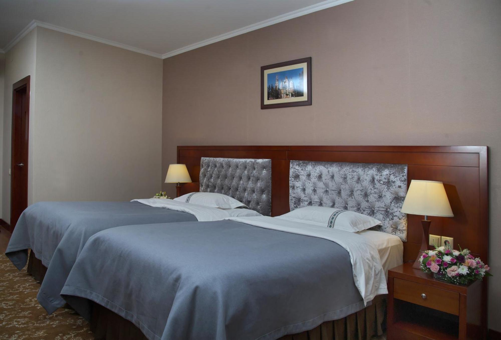 Grand Voyage Hotel Alma-Ata Buitenkant foto
