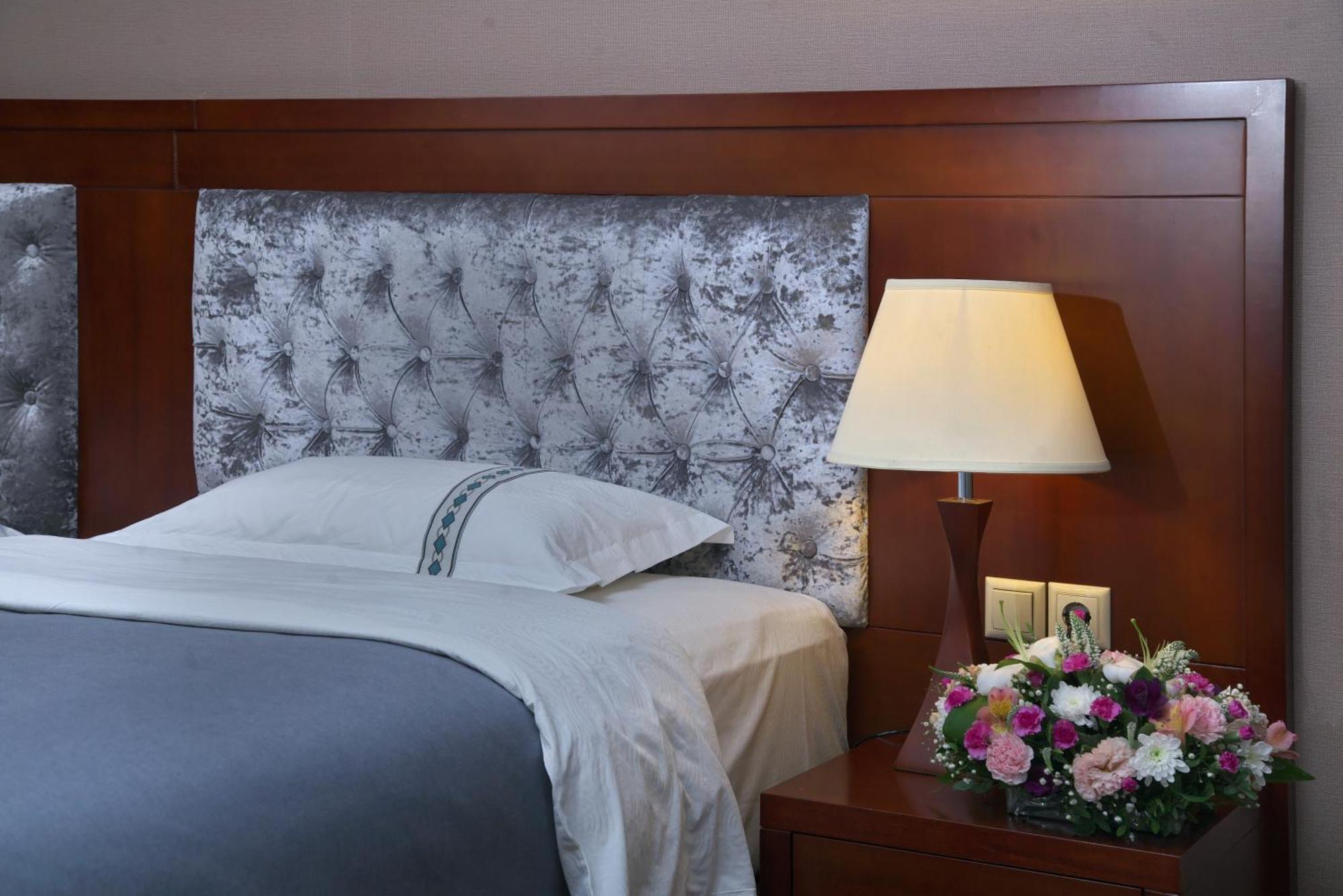 Grand Voyage Hotel Alma-Ata Buitenkant foto