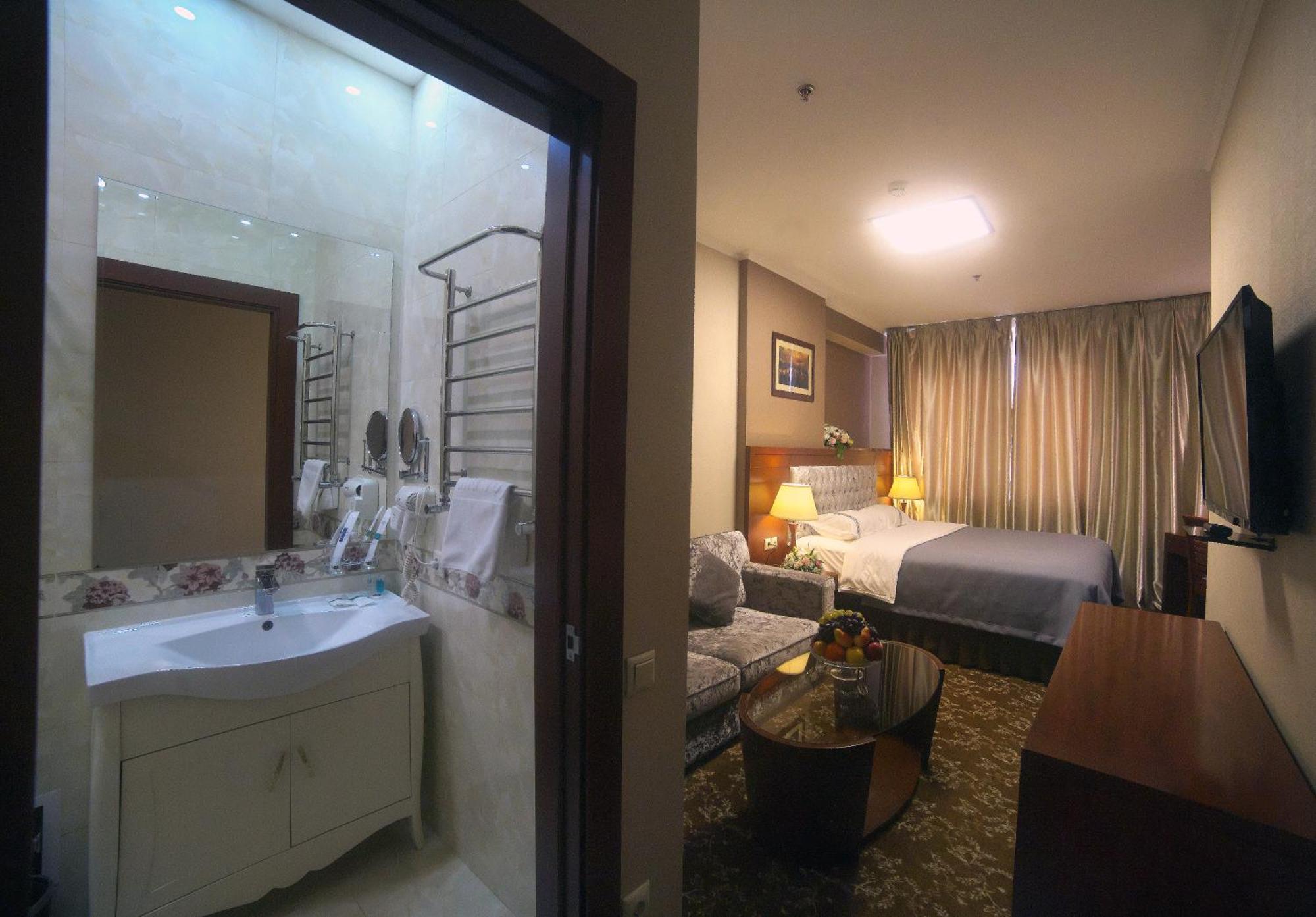 Grand Voyage Hotel Alma-Ata Buitenkant foto