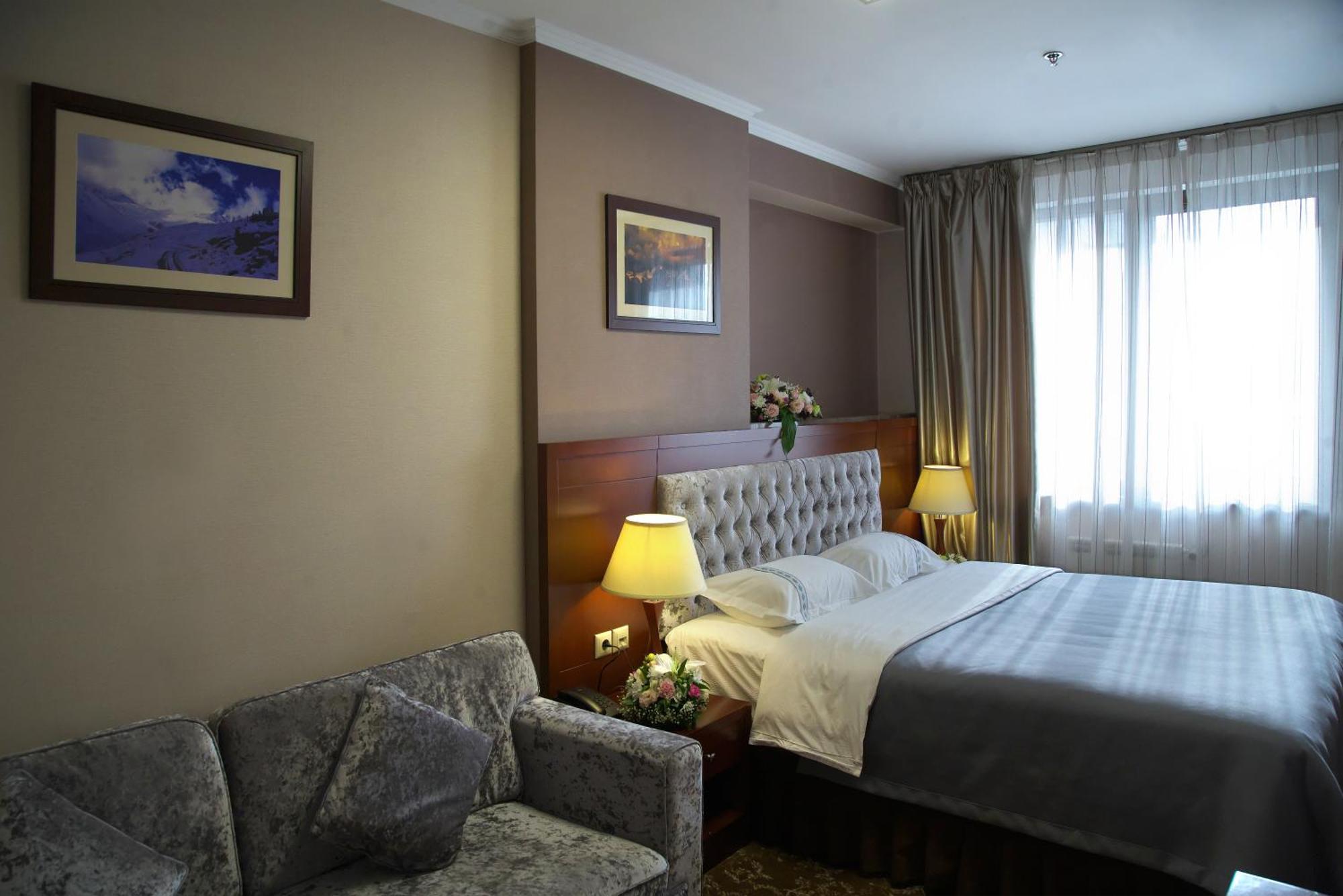 Grand Voyage Hotel Alma-Ata Buitenkant foto