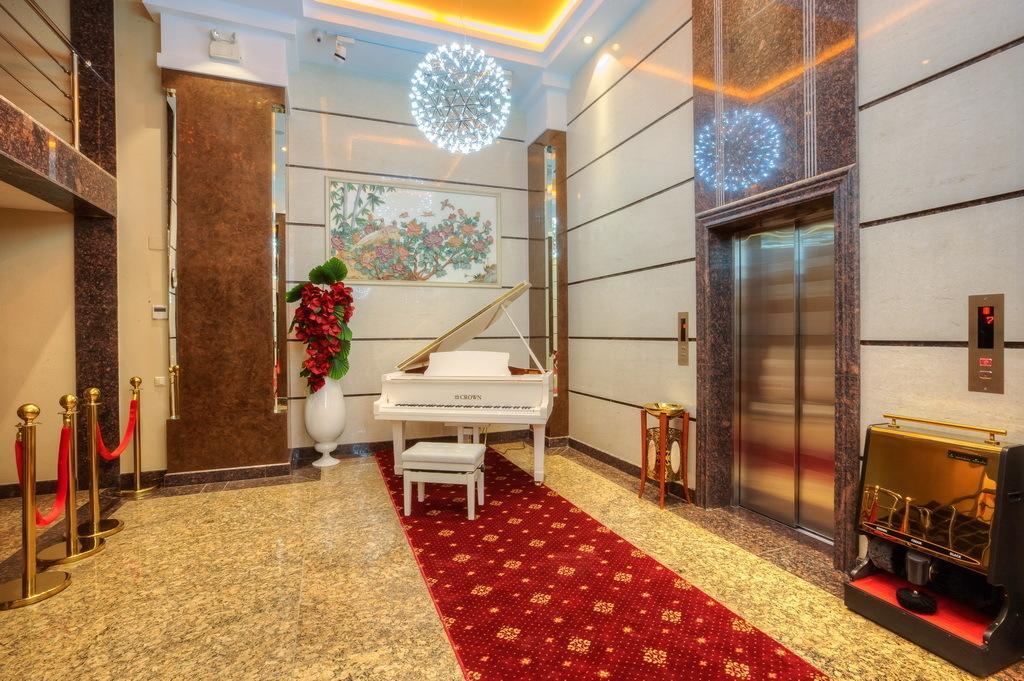 Grand Voyage Hotel Alma-Ata Buitenkant foto